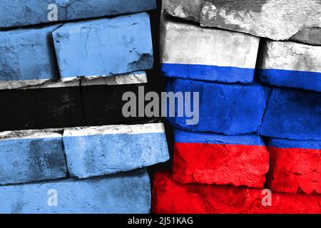 Concetto del rapporto tra Botswana e Russia con due bandiere dipinte su un muro di mattoni danneggiato Foto Stock