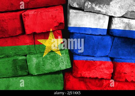 Concetto del rapporto tra Burkina Faso e Russia con due bandiere dipinte su un muro di mattoni danneggiato Foto Stock