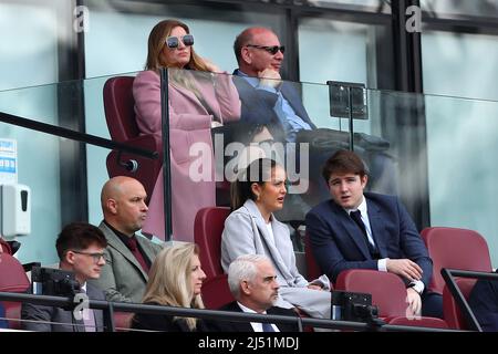 Vicepresidente di West Ham United, Karren Brady guarda su - West Ham United v Burnley, Premier League, London Stadium, London, UK - 17th Aprile 2022 solo per uso editoriale - si applicano le restrizioni DataCo Foto Stock