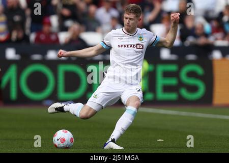 Nathan Collins di Burnley - West Ham United contro Burnley, Premier League, London Stadium, London, UK - 17th Aprile 2022 solo per uso editoriale - si applicano le restrizioni DataCo Foto Stock