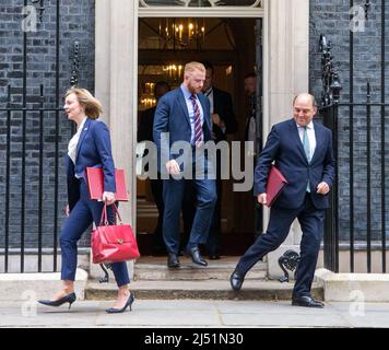 Londra, Inghilterra, Regno Unito. 19th Apr 2022. Il Segretario degli Esteri LIZ TRAVEL e il Segretario della Difesa BEN WALLACE sono visti lasciare 10 Downing Street dopo la riunione del gabinetto. (Credit Image: © Tayfun Salci/ZUMA Press Wire) Foto Stock