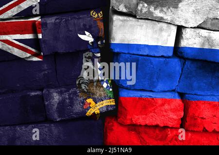Concetto del rapporto tra la Georgia meridionale e le Isole Sandwich meridionali e la Russia con due bandiere dipinte su un muro di mattoni danneggiato Foto Stock