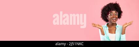 Cheerful African American Female spalle di zizzone e guardando da parte, ampio Banner orizzontale Foto Stock