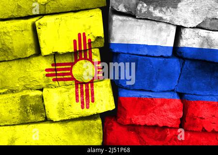 Concetto del rapporto tra lo Stato del New Mexico e la Russia con due bandiere dipinte su un muro di mattoni danneggiato Foto Stock