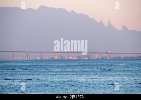 Baia di Guanabara, Rio Nitreoi Bridge e i Monti Teresopolis sullo sfondo a Rio de Janeiro. Foto Stock