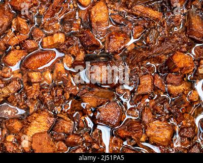 Bucce di cocco tritate imbevute in acqua per preparare per uso come materiale di piantatura Foto Stock