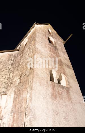 Berschis, Svizzera, 13 aprile 2022 Cappella di San Giorgio illuminata sulla cima di una collina di notte Foto Stock