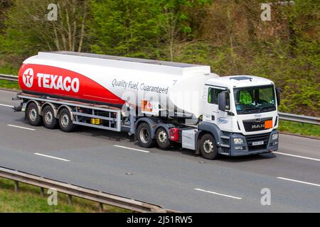 2019 rosso bianco MAN TGS (My2018) 12419cc Diesel Texaco, carburante di qualità garantito, guida in consegna sull'autostrada M61 UK Foto Stock