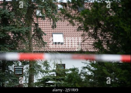 Chemnitz, Germania. 19th Apr 2022. Un nastro barriera è appeso su un vialetto di fronte ad una casa residenziale. Quattro morti sono stati trovati nella casa nel distretto di Mittelbach fine Lunedi sera. Credit: Sebastian Kahnert/dpa/Alamy Live News Foto Stock