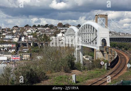 Il Royal Albert Bridge è un ponte ferroviario storico a binario singolo che collega Devon e Cornovaglia. Progettato da Isambard Kingdom Brunel è stato aperto nel 18 Foto Stock