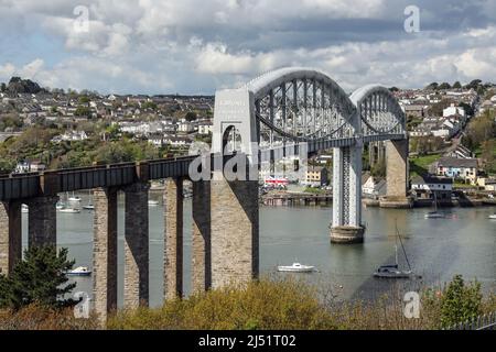 Il Royal Albert Bridge sul fiume Tamar con Saltash come sfondo. Il Bridge è un ponte ferroviario storico a binario singolo che collega Devon e Cornwa Foto Stock