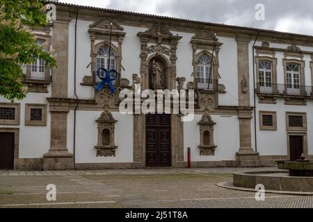 Guimaraes, Portogallo - 13 aprile 2022: Facciate storiche della casa sulla piazza Praca de Sao Tiago nel centro storico della città Foto Stock