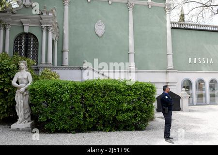 Venedig, Italia. 19th Apr 2022. Il Padiglione russo chiuso è in vista presso i Giardini prima della Biennale d'Arte 59th (Aprile 23 novembre 27) all'apertura dell'anteprima. La Biennale Arte è considerata al mondo la più antica e, dopo la documenta di Kassel, il più importante forum internazionale per l'arte visiva contemporanea. Credit: Felix Hörhager/dpa/Alamy Live News Foto Stock