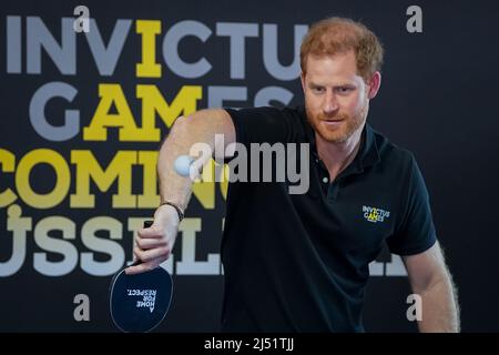 Il Duca del Sussex gioca a ping pong allo stand Dusseldorf 2022 durante gli Invictus Games a Zuiderpark l'Aia, Paesi Bassi. Data foto: Martedì 19 aprile 2022. Foto Stock