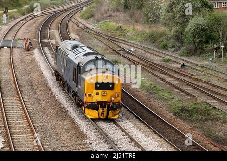 Direct Rail Services Class 37 loco 37422 forma il servizio di motori leggeri da Scunthorpe Trent Yard a Doncaster 1230 attraverso Scunthorpe il 19/4/22. Foto Stock