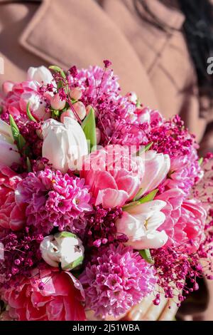 Bel bouquet nuziale in tonalità lilla rosa fatto di giacinto, tulipani e gypsofila. Foto Stock