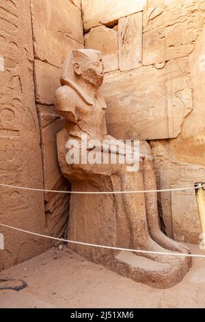 Statua del faraone Thutmose III seduto al Salone delle Feste di Thutmose III nel complesso del Tempio di Karnak, Luxor, Alto Egitto. Foto Stock