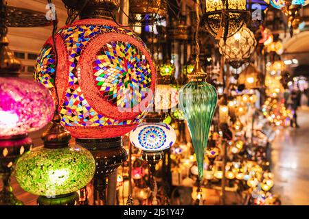 Colorate lampade a mosaico appesi a lanterna, un famoso souvenir turco in vendita presso un negozio di articoli da regalo a Grand Bazaar, Istanbul, Turchia Foto Stock