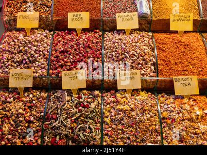 Vari turchi tè di frutta floreale con etichette nome in vendita al Grand Bazaar, Istanbul, Turchia Foto Stock