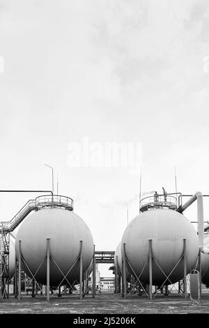 Serbatoio di stoccaggio del gas sferico di impianti petrolchimici  dell'industria chimica sotto il cielo grigio nero e bianco BW verticale con  copyspace Foto stock - Alamy