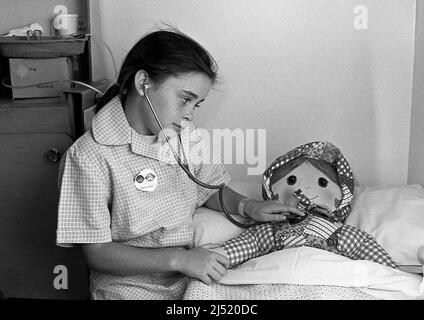 Bambini che giocano a medici e infermieri con ragdoll, reparto Papplewick presso il City Hospital di Nottingham, Regno Unito 1989 Foto Stock