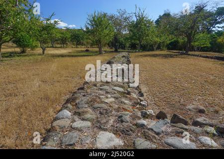 Ponce, Porto Rico, USA: Una passerella al Centro Ceremoniale indigeno di Tibes, un sito archeologico costruito da antiche tribù Igneri e Tainos. Foto Stock