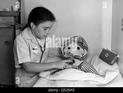 Bambini che giocano a medici e infermieri con ragdoll, reparto Papplewick presso il City Hospital di Nottingham, Regno Unito 1989 Foto Stock