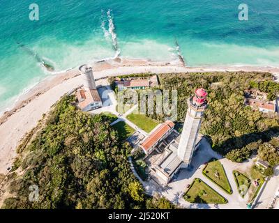 Fuco aereo del punto di riferimento Phare des Baleines o del faro delle balene e vista sul mare sull'Ile de Ré o sull'isola di Re in Francia Foto Stock