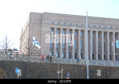 Parlamento finlandese onorando il deputato morto Ilkka Kanerva.19,4.2022. Kanerva morì il 14,4.2022. Kanerva era membro del parlamento finlandese dal 1975 ed era membro del parlamento da più tempo. Foto Stock