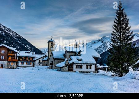 Villaggio di Pecetto sotto Monte Rosa, Italia Foto Stock