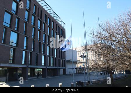 Parlamento finlandese onorando il deputato morto Ilkka Kanerva.19,4.2022. Kanerva morì il 14,4.2022. Kanerva era membro del parlamento finlandese dal 1975 ed era membro del parlamento da più tempo. Foto Stock