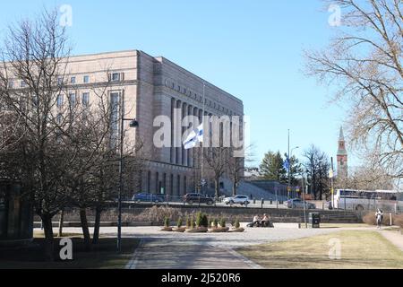 Parlamento finlandese onorando il deputato morto Ilkka Kanerva.19,4.2022. Kanerva morì il 14,4.2022. Kanerva era membro del parlamento finlandese dal 1975 ed era membro del parlamento da più tempo. Foto Stock