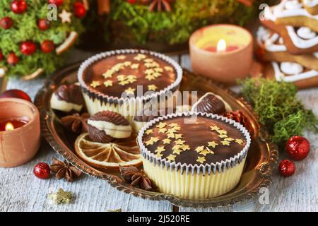 Biscotti natalizi al cioccolato decorati con piccole stelle commestibili. Dessert da festa Foto Stock