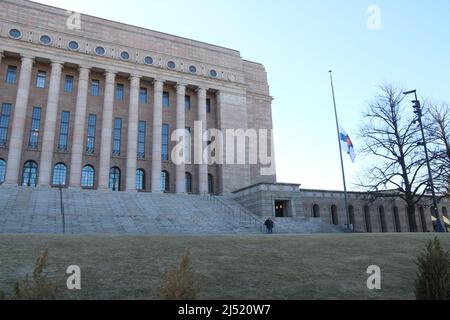 Parlamento finlandese onorando il deputato morto Ilkka Kanerva.19,4.2022. Kanerva morì il 14,4.2022. Kanerva era membro del parlamento finlandese dal 1975 ed era membro del parlamento da più tempo. Foto Stock