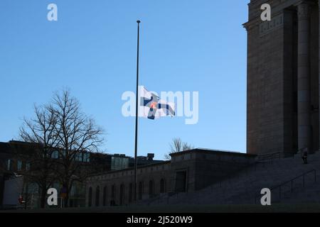 Parlamento finlandese onorando il deputato morto Ilkka Kanerva.19,4.2022. Kanerva morì il 14,4.2022. Kanerva era membro del parlamento finlandese dal 1975 ed era membro del parlamento da più tempo. Foto Stock