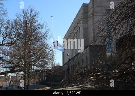 Parlamento finlandese onorando il deputato morto Ilkka Kanerva.19,4.2022. Kanerva morì il 14,4.2022. Kanerva era membro del parlamento finlandese dal 1975 ed era membro del parlamento da più tempo. Foto Stock