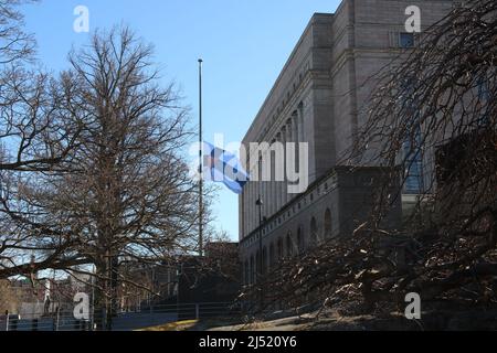 Parlamento finlandese onorando il deputato morto Ilkka Kanerva.19,4.2022. Kanerva morì il 14,4.2022. Kanerva era membro del parlamento finlandese dal 1975 ed era membro del parlamento da più tempo. Foto Stock