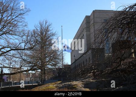 Parlamento finlandese onorando il deputato morto Ilkka Kanerva.19,4.2022. Kanerva morì il 14,4.2022. Kanerva era membro del parlamento finlandese dal 1975 ed era membro del parlamento da più tempo. Foto Stock