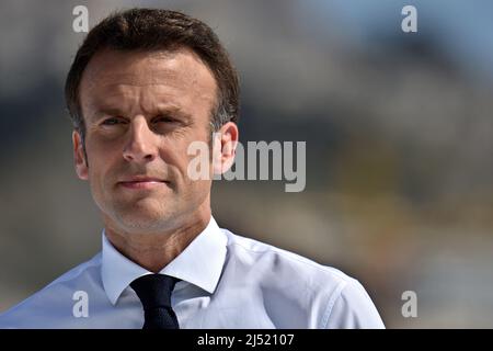 Marsiglia, Francia. 16th Apr 2022. Emmanuel Macron si è visto durante il suo incontro politico a Marsiglia. Il Presidente francese Emmanuel Macron candidato all'elezione presidenziale della ''la Republique en Marche'' (LREM) ha avuto un incontro pubblico a Marsiglia. Il secondo turno delle elezioni presidenziali francesi si svolgerà il 24 aprile. (Credit Image: © Gerard Bottino/SOPA Images via ZUMA Press Wire) Foto Stock