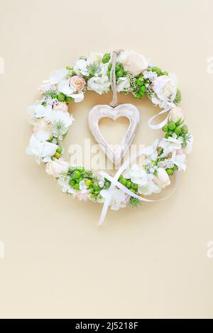 Corona con rose, ortensia e viburnum. Motivo cartolina. Foto Stock