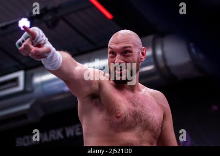 Londra, Inghilterra, Londra, Inghilterra, Regno Unito. 19th Apr 2022. LONDRA, INGHILTERRA - APRILE 19: Tyson Fury colpisce i pad e intrattiene la folla e i media durante l'allenamento Open Prior to Fury vs Whyte per il WBC Heavyweight Title il 19 Aprile 2022 al Wembley Stadium di Londra, Inghilterra, Regno Unito. (Credit Image: © Matt Davies/PX Imagens via ZUMA Press Wire) Foto Stock