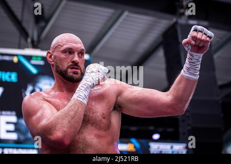 LONDRA, INGHILTERRA - APRILE 19: Tyson Fury colpisce i pad e intrattiene la folla e i media durante l'allenamento Open Prior to Fury vs Whyte per il WBC Heavyweight Title il 19 Aprile 2022 al Wembley Stadium di Londra, Inghilterra, Regno Unito. (Foto di Matt Davies/PxImages) Credit: PX Images/Alamy Live News Foto Stock