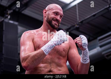 LONDRA, INGHILTERRA - APRILE 19: Tyson Fury colpisce i pad e intrattiene la folla e i media durante l'allenamento Open Prior to Fury vs Whyte per il WBC Heavyweight Title il 19 Aprile 2022 al Wembley Stadium di Londra, Inghilterra, Regno Unito. (Foto di Matt Davies/PxImages) Credit: PX Images/Alamy Live News Foto Stock