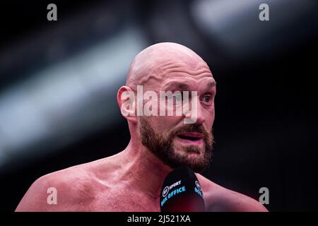 LONDRA, INGHILTERRA - APRILE 19: Tyson Fury colpisce i pad e intrattiene la folla e i media durante l'allenamento Open Prior to Fury vs Whyte per il WBC Heavyweight Title il 19 Aprile 2022 al Wembley Stadium di Londra, Inghilterra, Regno Unito. (Foto di Matt Davies/PxImages) Credit: PX Images/Alamy Live News Foto Stock