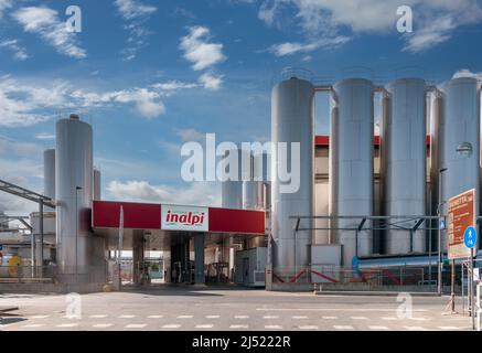 Moretta, Cuneo, Italia - 15 aprile 2022: Latteria Inalpi, centro di raccolta del latte in impianto per la produzione di latte in polvere di qualità controllata per il fo Foto Stock