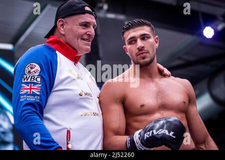 LONDRA, INGHILTERRA - APRILE 19: Tommy Fury e suo padre, John Fury pone per le foto durante l'allenamento Open prima di Fury vs Whyte per il titolo WBC Heavyweight il 19 Aprile 2022, al Wembley Stadium di Londra, Inghilterra, Regno Unito. (Foto di Matt Davies/PxImages) Credit: PX Images/Alamy Live News Foto Stock