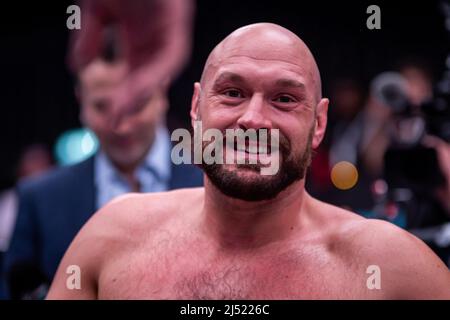 LONDRA, INGHILTERRA - APRILE 19: Tyson Fury colpisce i pad e intrattiene la folla e i media durante l'allenamento Open Prior to Fury vs Whyte per il WBC Heavyweight Title il 19 Aprile 2022 al Wembley Stadium di Londra, Inghilterra, Regno Unito. (Foto di Matt Davies/PxImages) Credit: PX Images/Alamy Live News Foto Stock