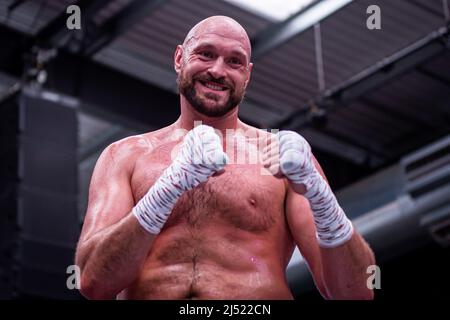 Londra, Inghilterra, Londra, Inghilterra, Regno Unito. 19th Apr 2022. LONDRA, INGHILTERRA - APRILE 19: Tyson Fury colpisce i pad e intrattiene la folla e i media durante l'allenamento Open Prior to Fury vs Whyte per il WBC Heavyweight Title il 19 Aprile 2022 al Wembley Stadium di Londra, Inghilterra, Regno Unito. (Credit Image: © Matt Davies/PX Imagens via ZUMA Press Wire) Foto Stock