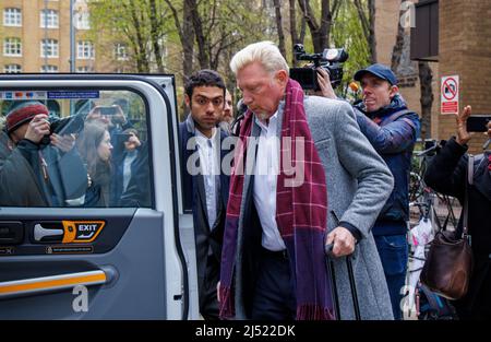 Sei volte vincitore del Grand Slam, Boris Becker al Southwark Crown Court con la ragazza, Lilian de Carvalho Monteiro, durante il suo processo fallimentare. Foto Stock