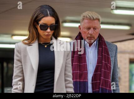 Sei volte vincitore del Grand Slam, Boris Becker al Southwark Crown Court con la ragazza, Lilian de Carvalho Monteiro, durante il suo processo fallimentare. Foto Stock